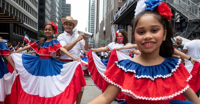 Dominican parade bronx spectators hundreds brings dean moses amny