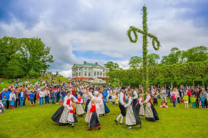 Midsommar midsummer zweden maypole schweden midzomer baile dance midsommarfest traditions celebration festivals urlaubsguru celebrations pleno alrededor gewoontes meiboom reislegende whisky